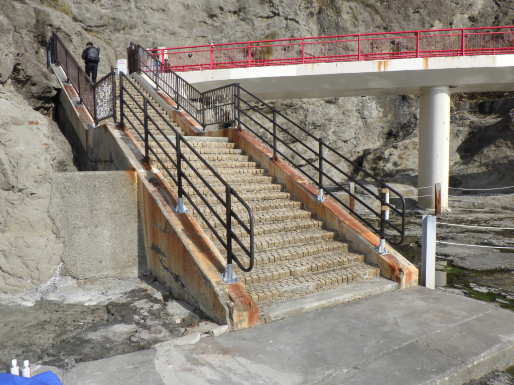 藤沢市　江の島岩屋第1歩道階段手摺修繕