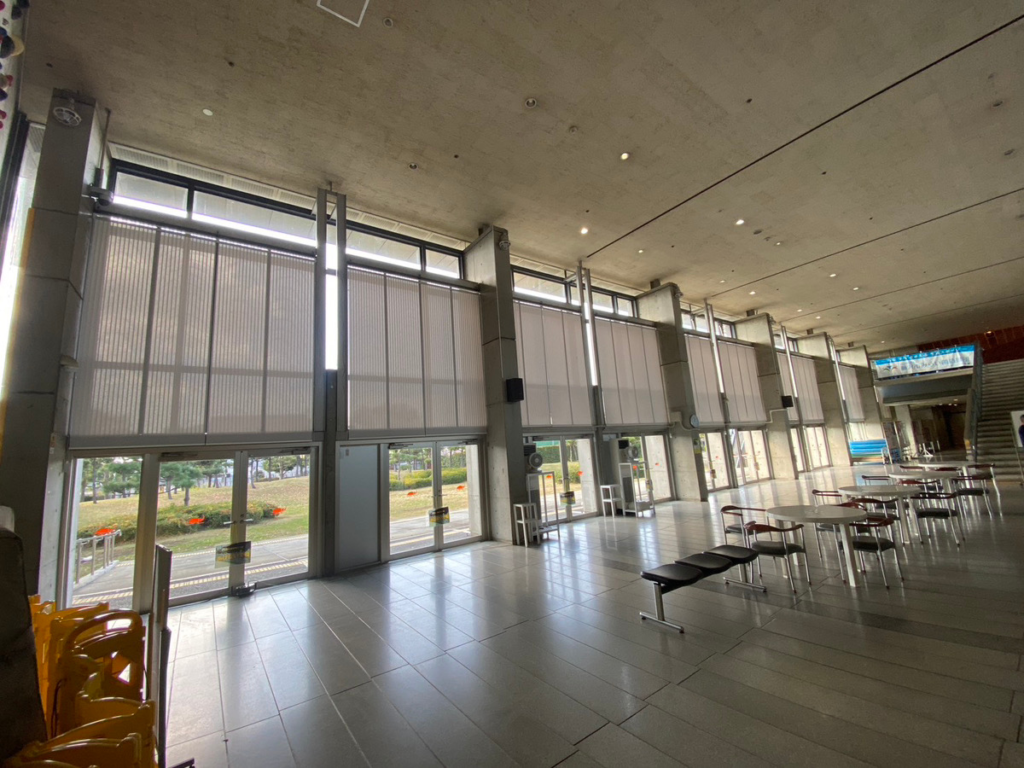 藤沢市　秋葉台文化体育館1階ロビー遮熱ロールスクリーン設置工事
