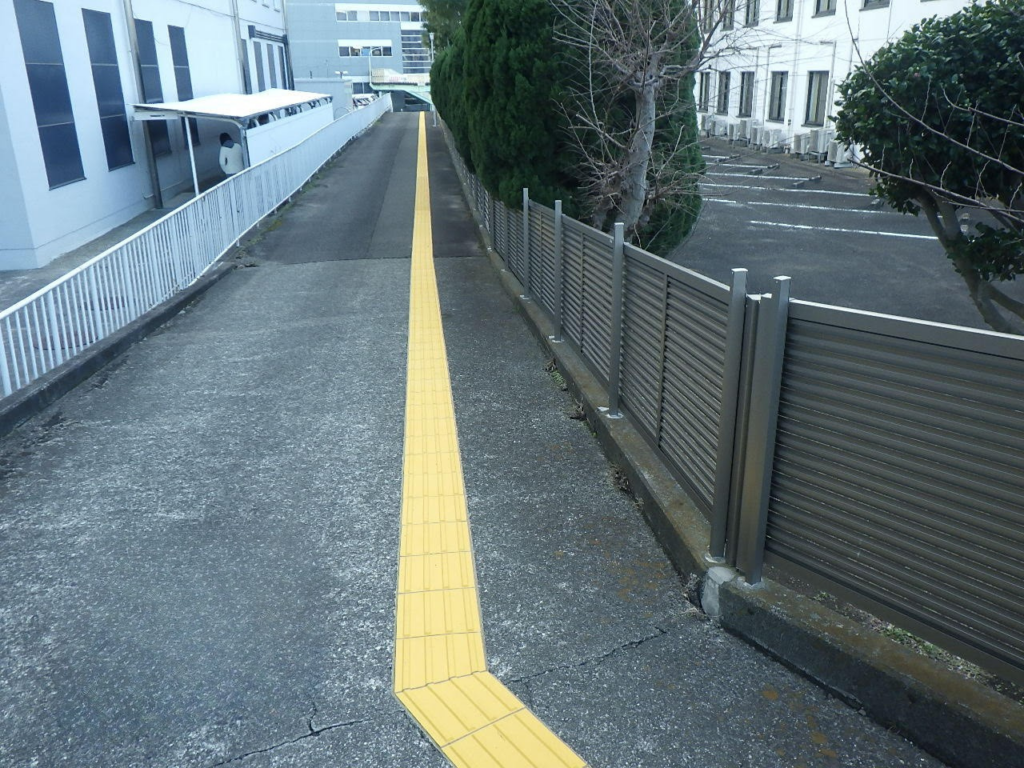 藤沢市　令和7年度藤沢区検察庁視覚障害者誘導用点字ブロック設置工事