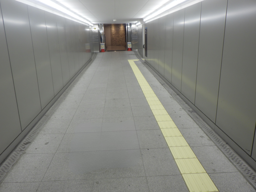 藤沢市　藤沢駅東西地下通路舗装修繕